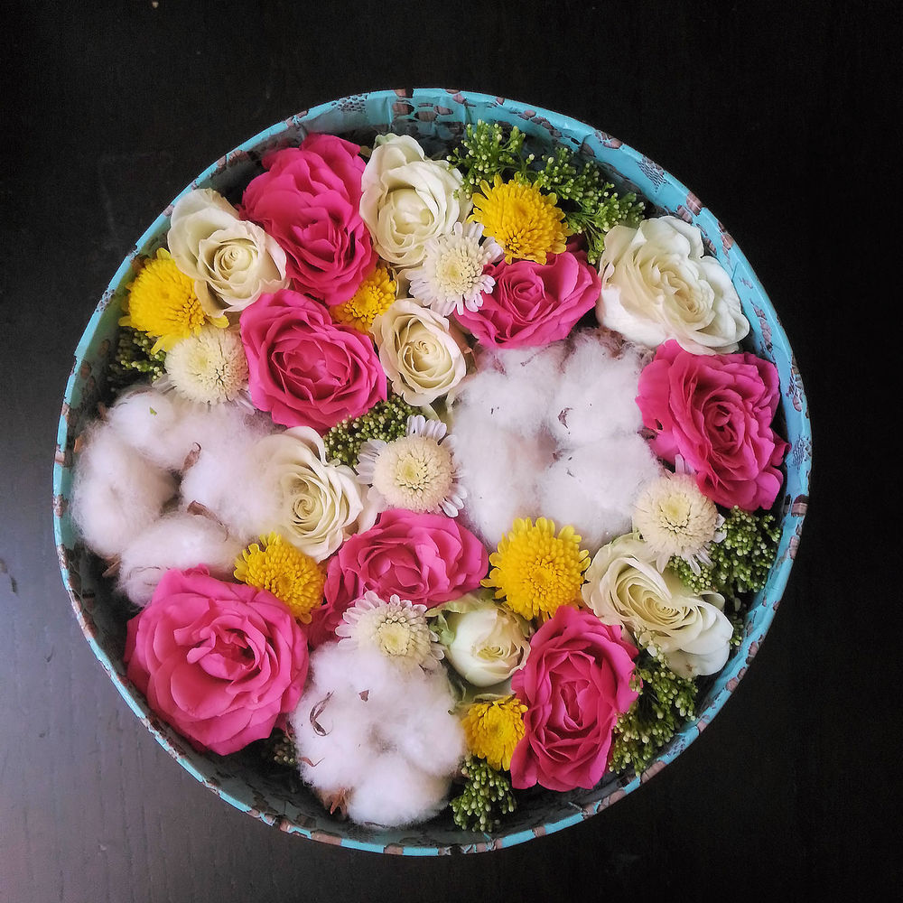 Букет из роз, хризантем и хлопка в декоративной коробке 