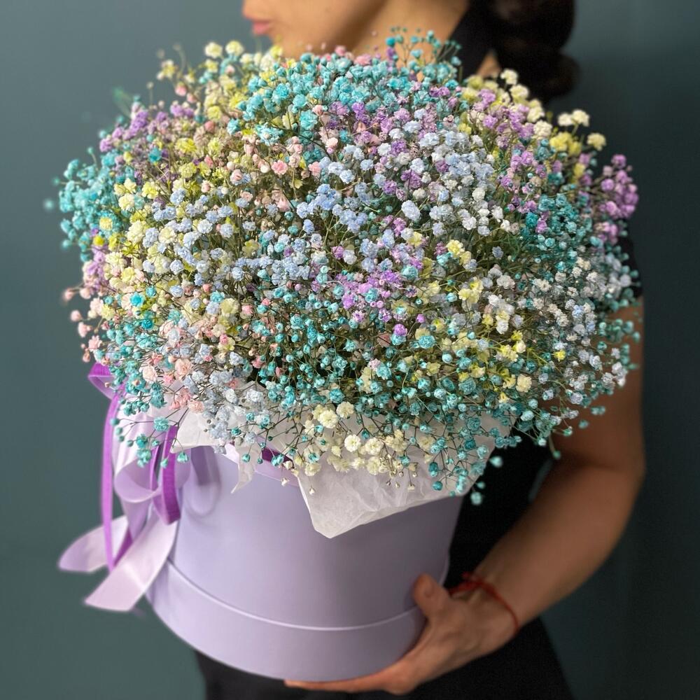 Композиция с разноцветной гипсофилой 