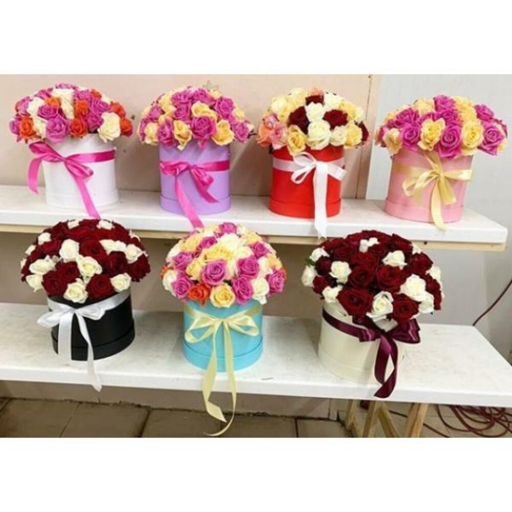 51 роза MIX (желтые розы Илиос, оранжевые розы Час Пик, розовые Кенди Аваланж) в шляпной коробке, высота 30см