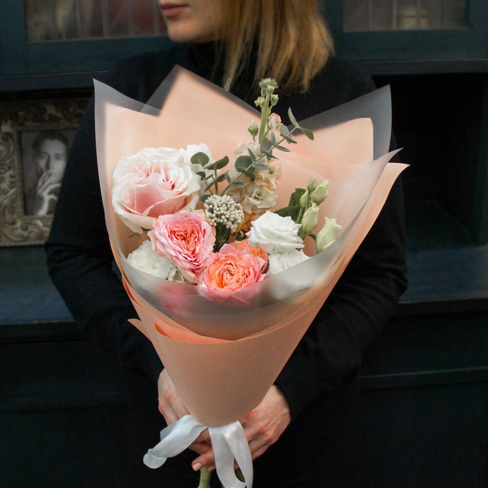 Букет из французской розы, эустомы, маттиолы и кустовой пионовидной розы Джульетта с эвкалиптом