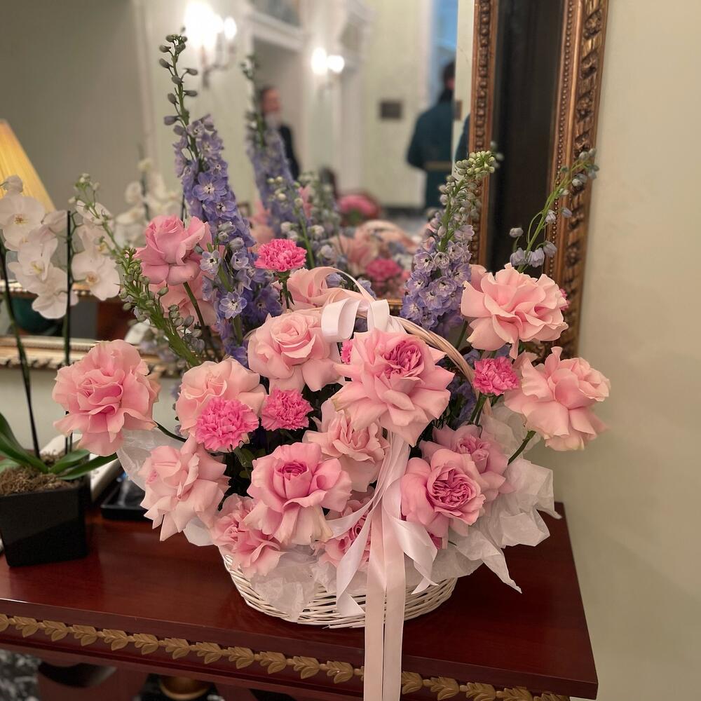 Корзина с цветами,ажурные розы  ￼