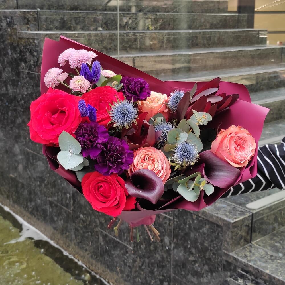 Borsch - Букет из алых роз,эрингиума и калл