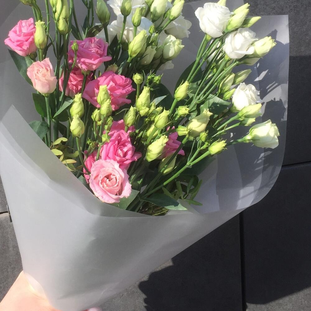 Моно букет с эустомой , лизиантусом