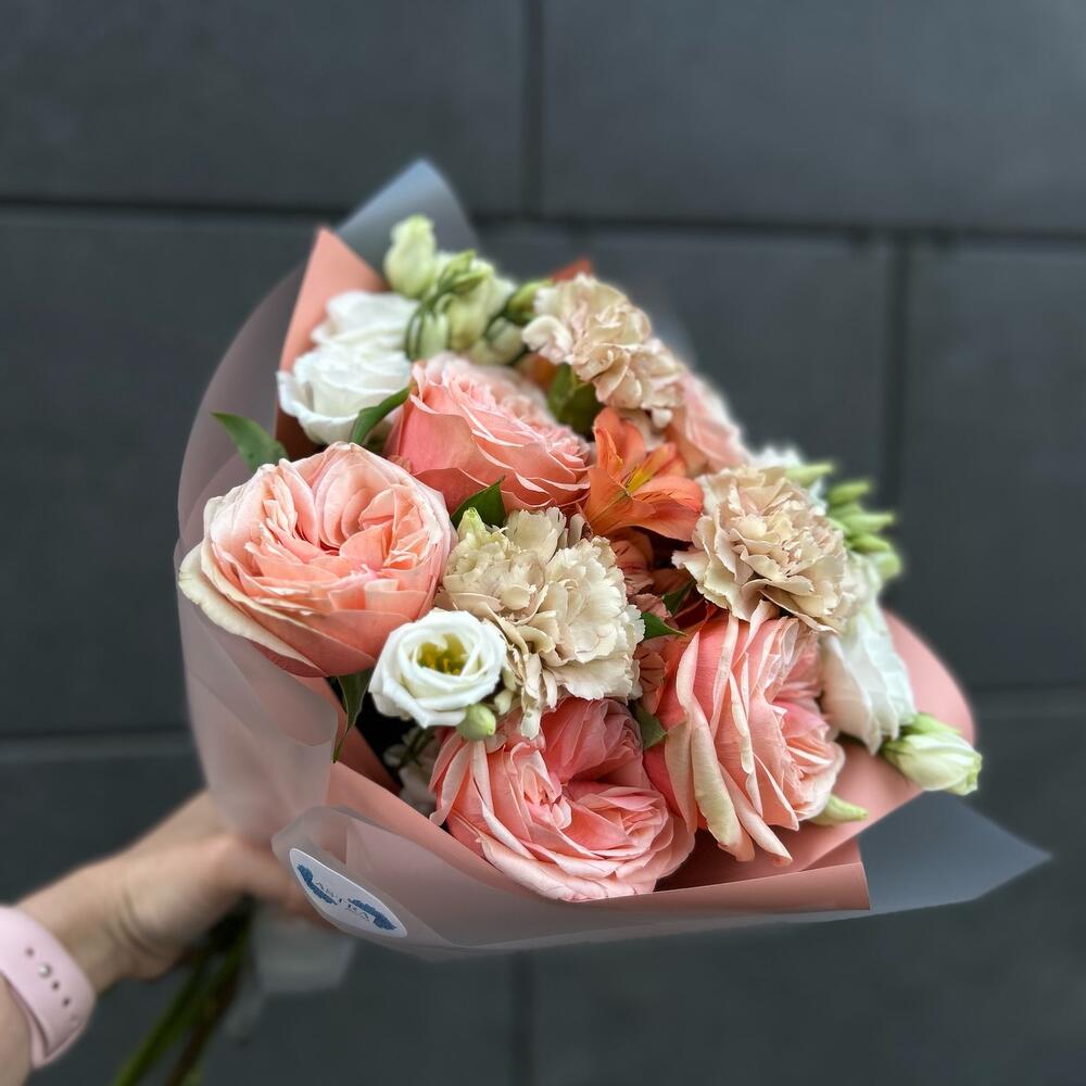 Букет с розой кахала, гвоздикой и эустомой