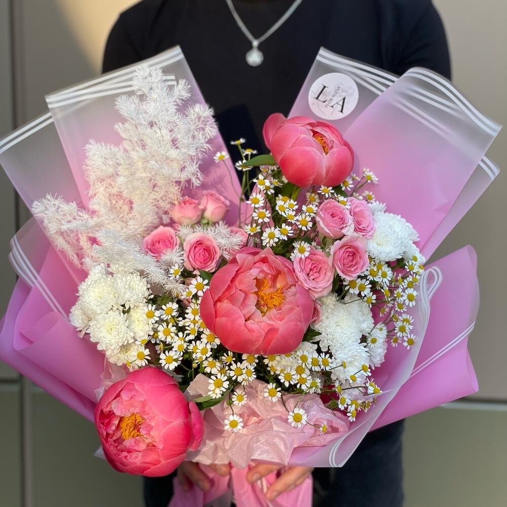 Авторский букет с пионами,кустовыми ромашками и розами