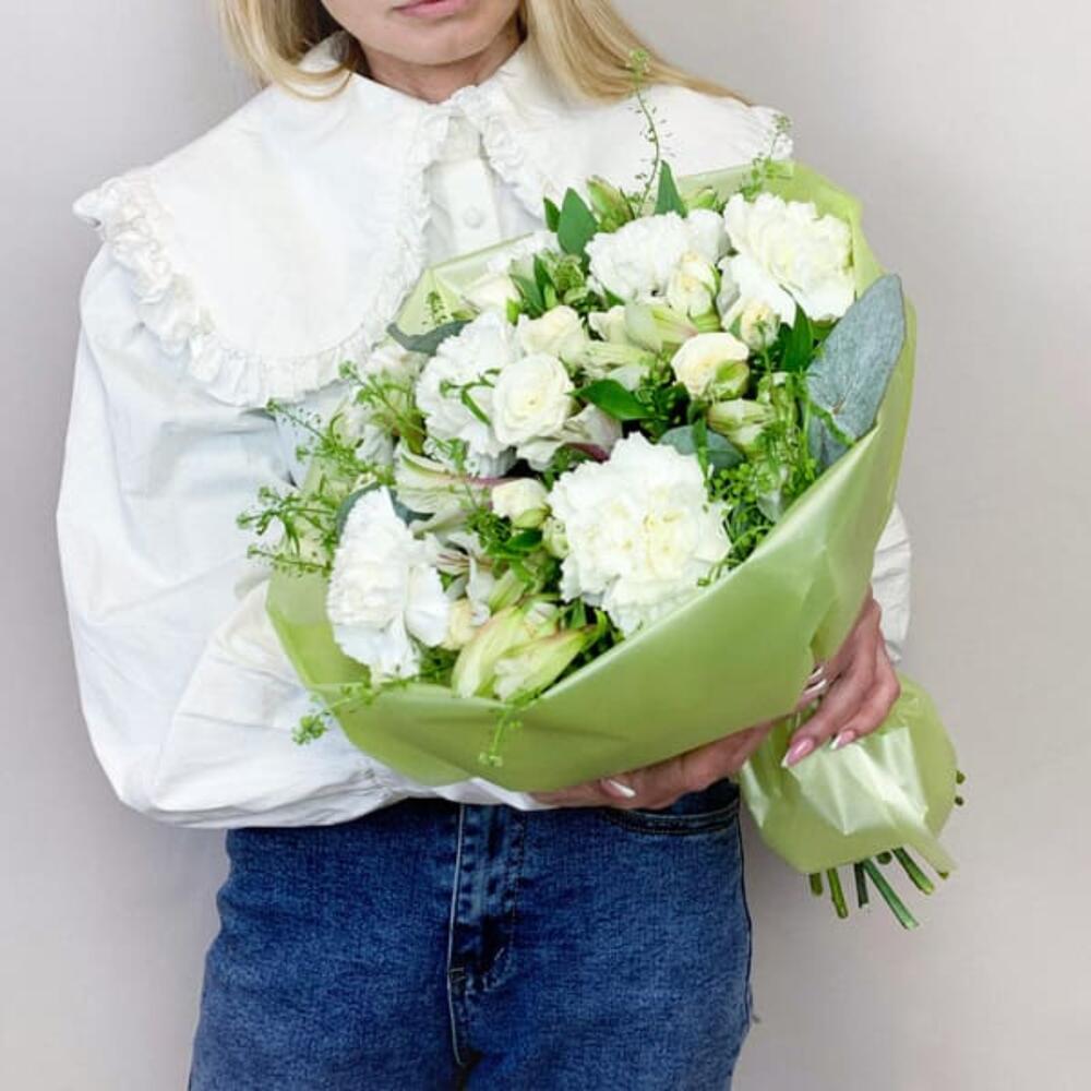 Букет из альстромерии, кустовой розы и диантуса в белых тонах