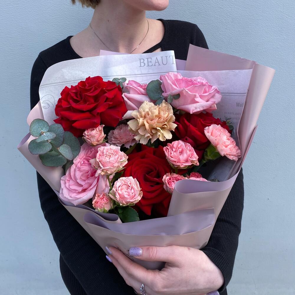 Букет «Влюбленность» (Премиальная роза O Hara, роза кустовая, роза красная, диантусы и эвкалипт)