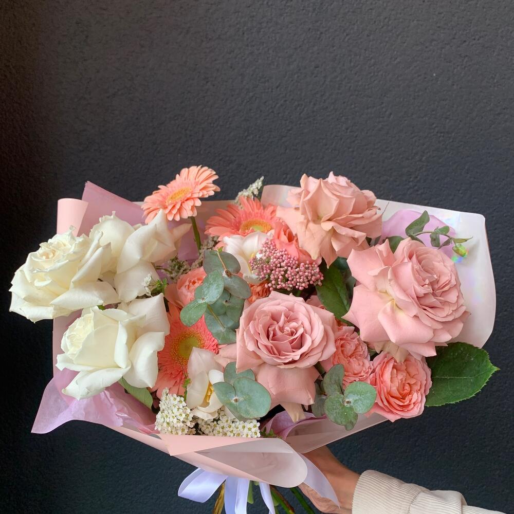 Букет из пионовидной розы, гербер и тюльпана «Сладкий поцелуй