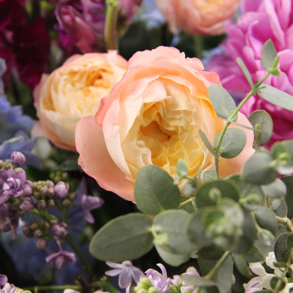 Твой сад - Корзина с пионами, сиренью и пионовидными розами