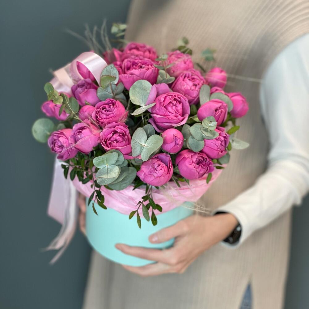 Цветочная композиция в шляпной коробке с пионовидными розами