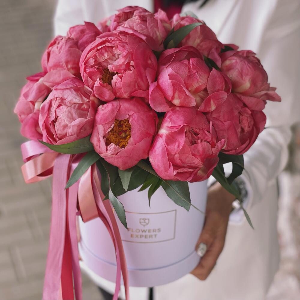 Шляпная коробка из 15 пионов "CORAL LOVE" Шляпная коробка из 15 пионов "CORAL LOVE"