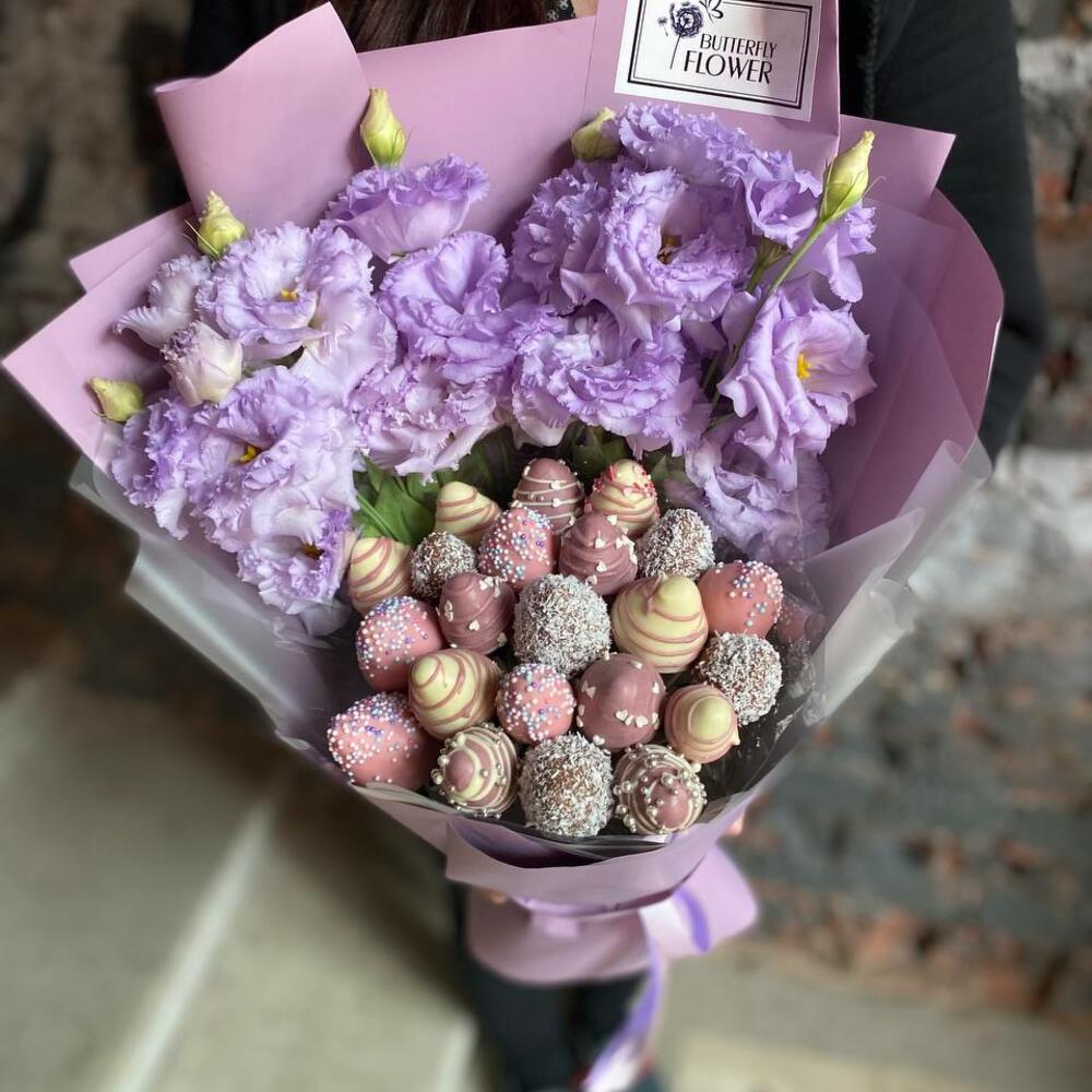 Съедобный фруктовый букет из клубники в шоколаде и эустомы в дизайнерской упаковке 