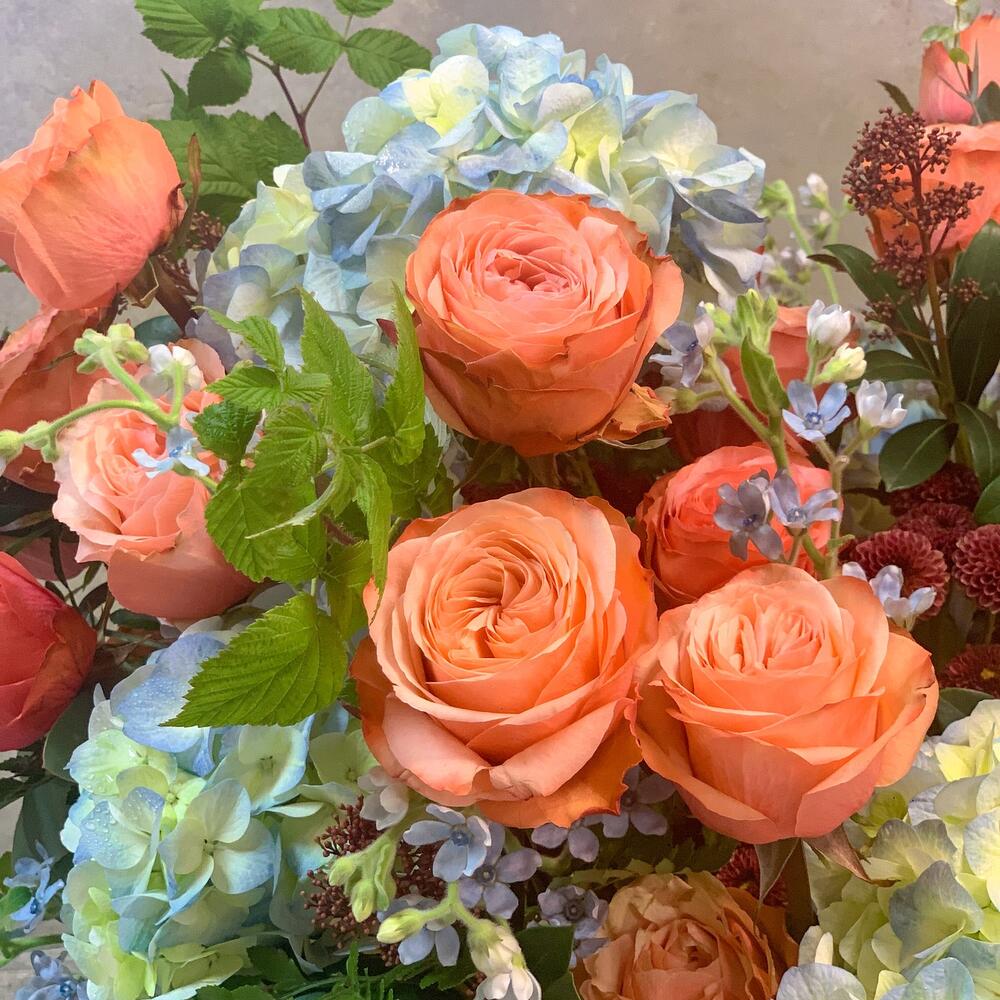 Роскошная корзина с пионовидной розой, гортензией и микстом зелени «Великолепная осень»