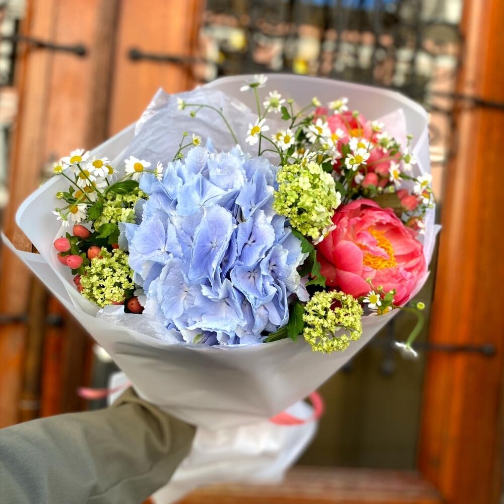 Премиум весенний букет с гортензией, пионами, вибурнумом