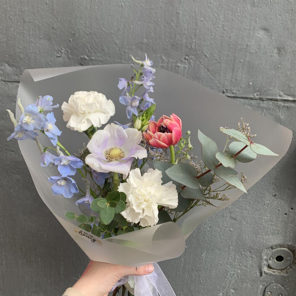 Стильный авторский букет с анемоном и дельфиниумом Стильный авторский букет с анемоном и дельфиниумом