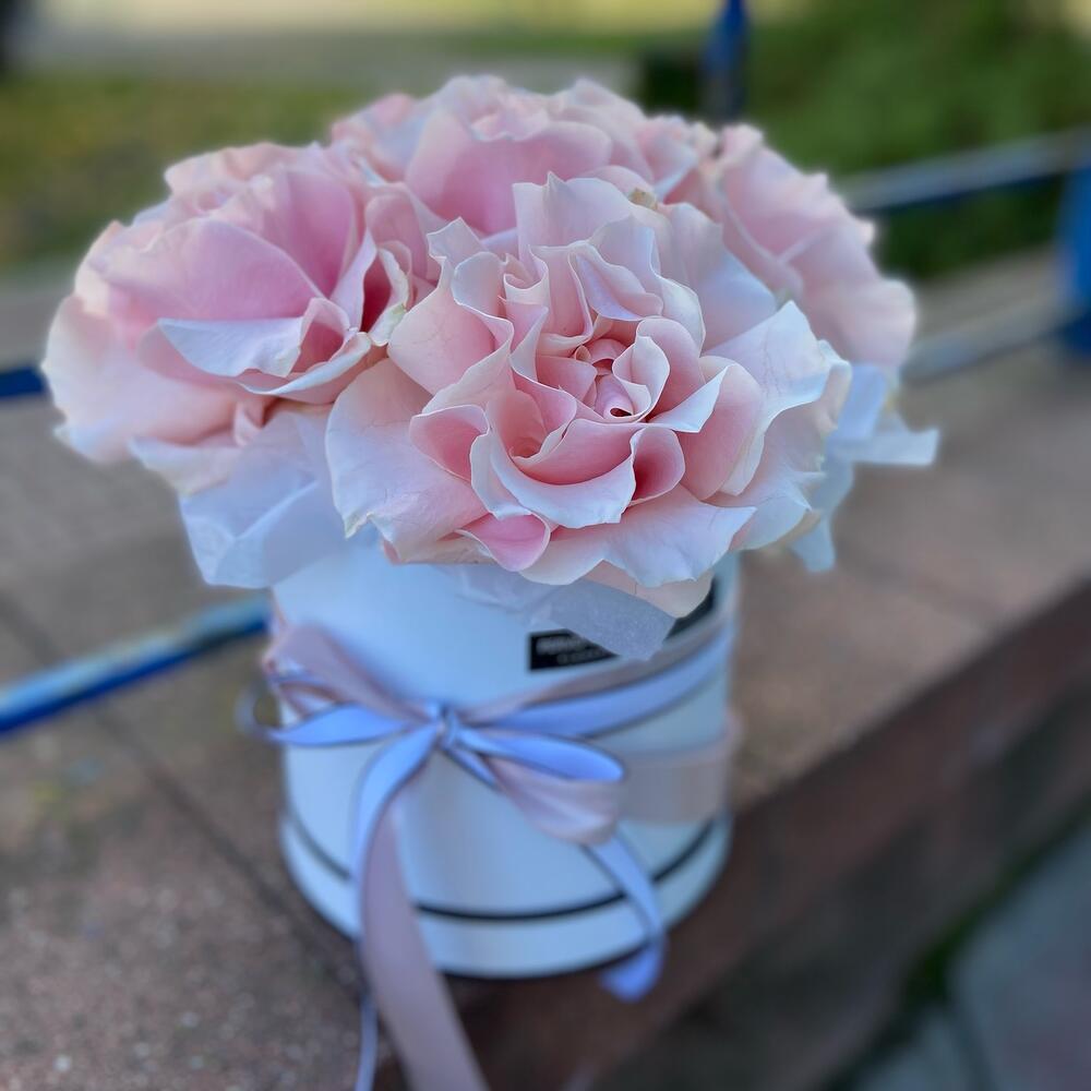 Композиция из французских роз в шляпной коробке