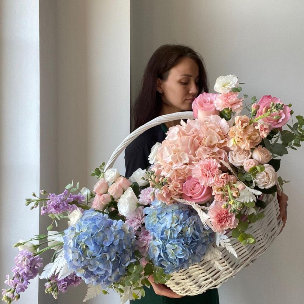 Сборная корзина из гортензий, лизиантусов, гвоздик, хризантем и роз