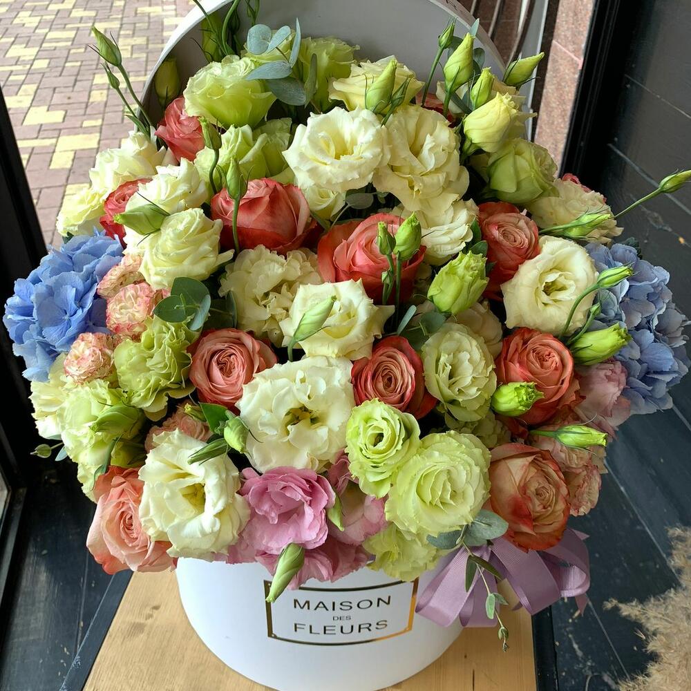 Микс из лизиантусов и роз