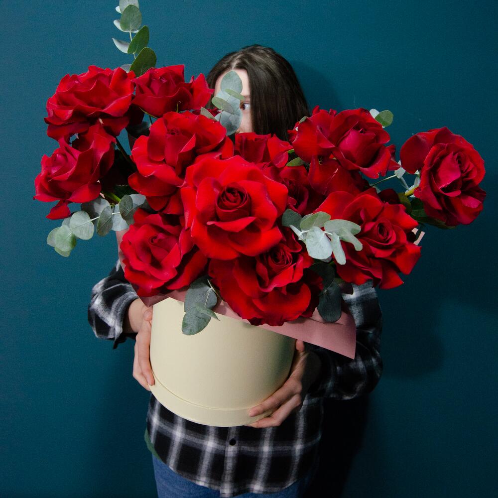 Красные розы в коробке 15шт