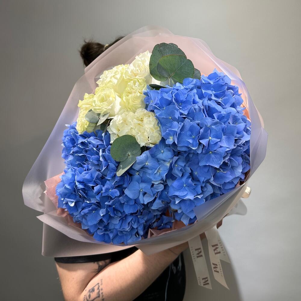 Круглый букет с гортензиями и розами