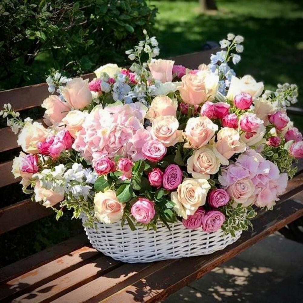 Кoрзинa c цвeтaми