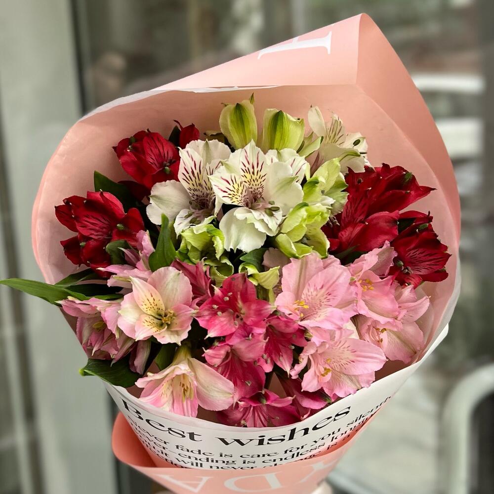 Милый стойкий букет из альстромерии