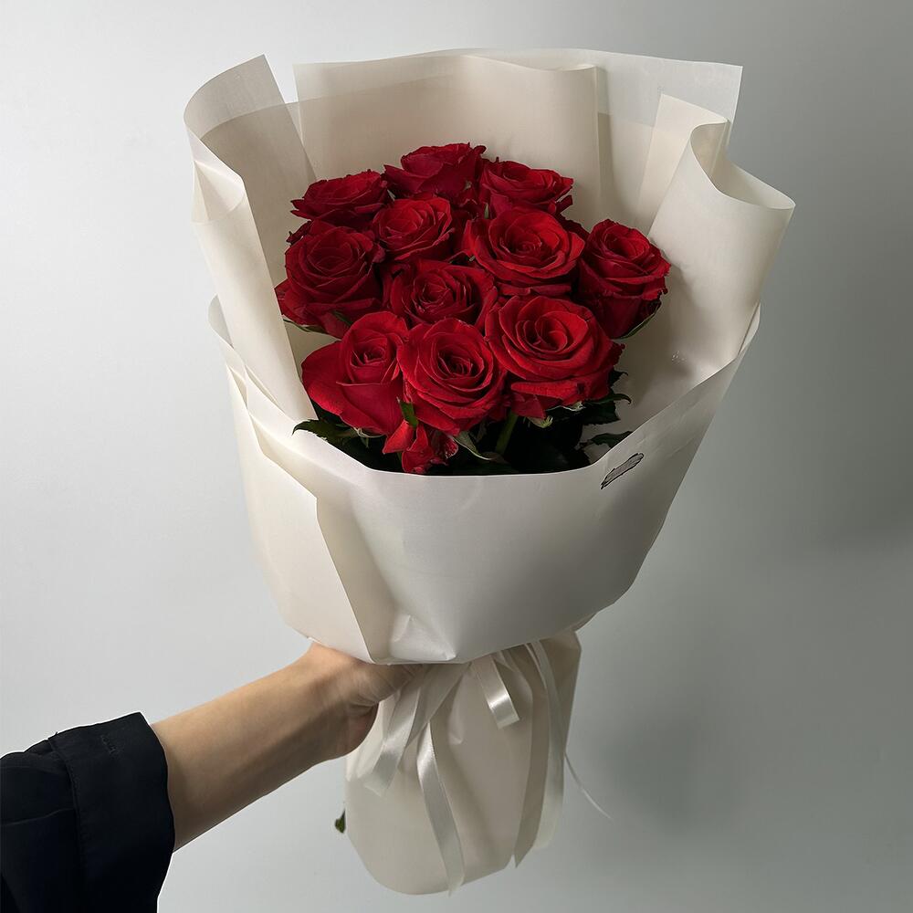 11 червоних троянд