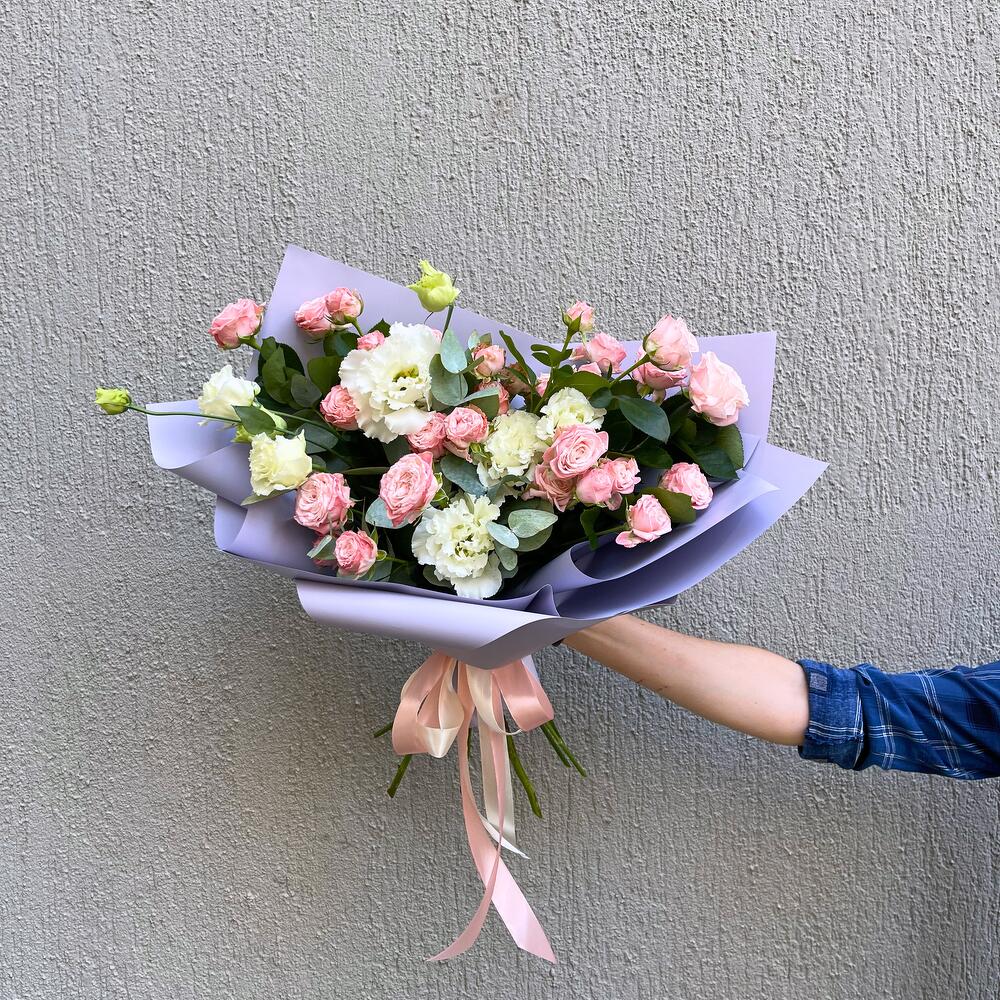 Букет микс из эустомы и веточной розы