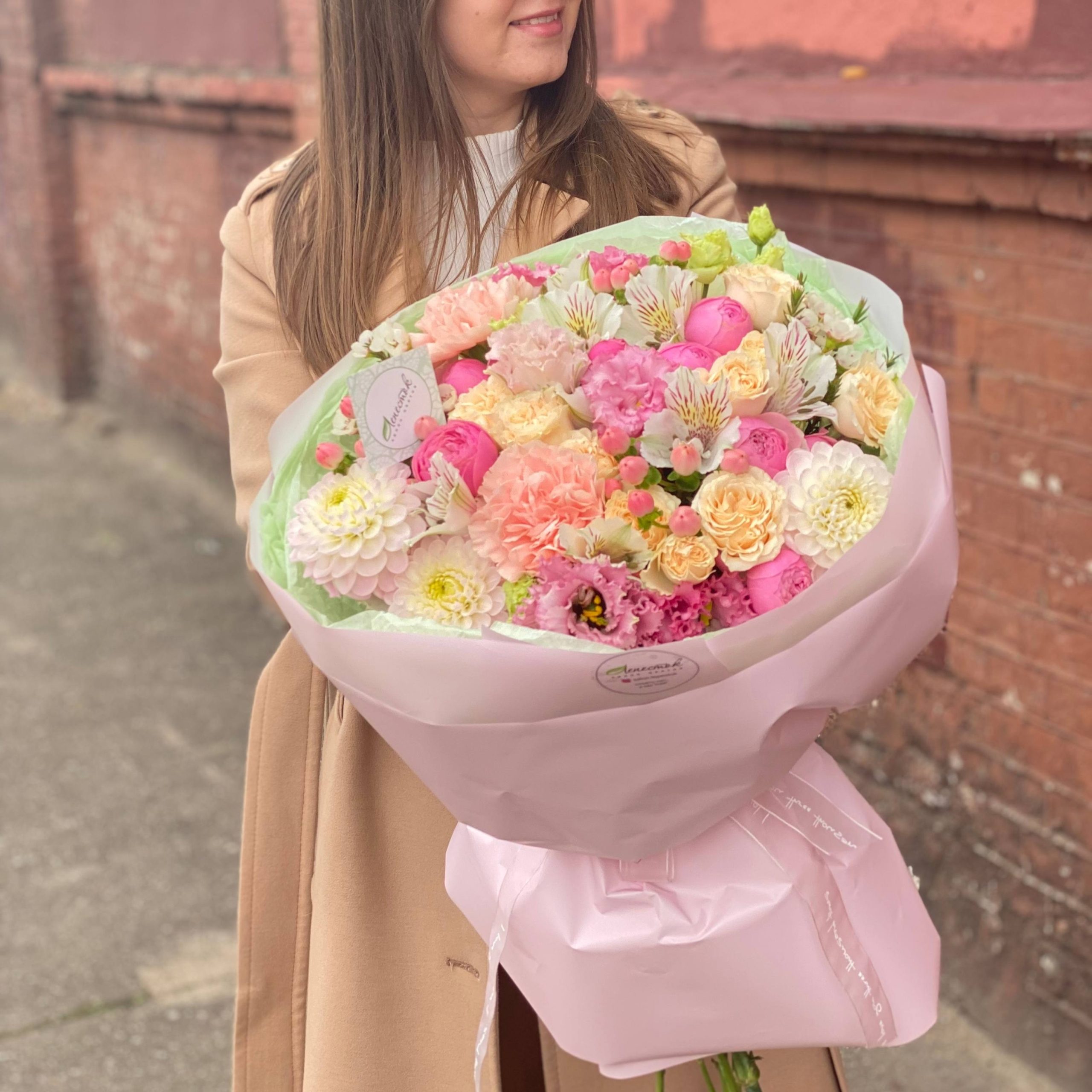 Нежный букет из георгин, пионовидных роз, гвоздик