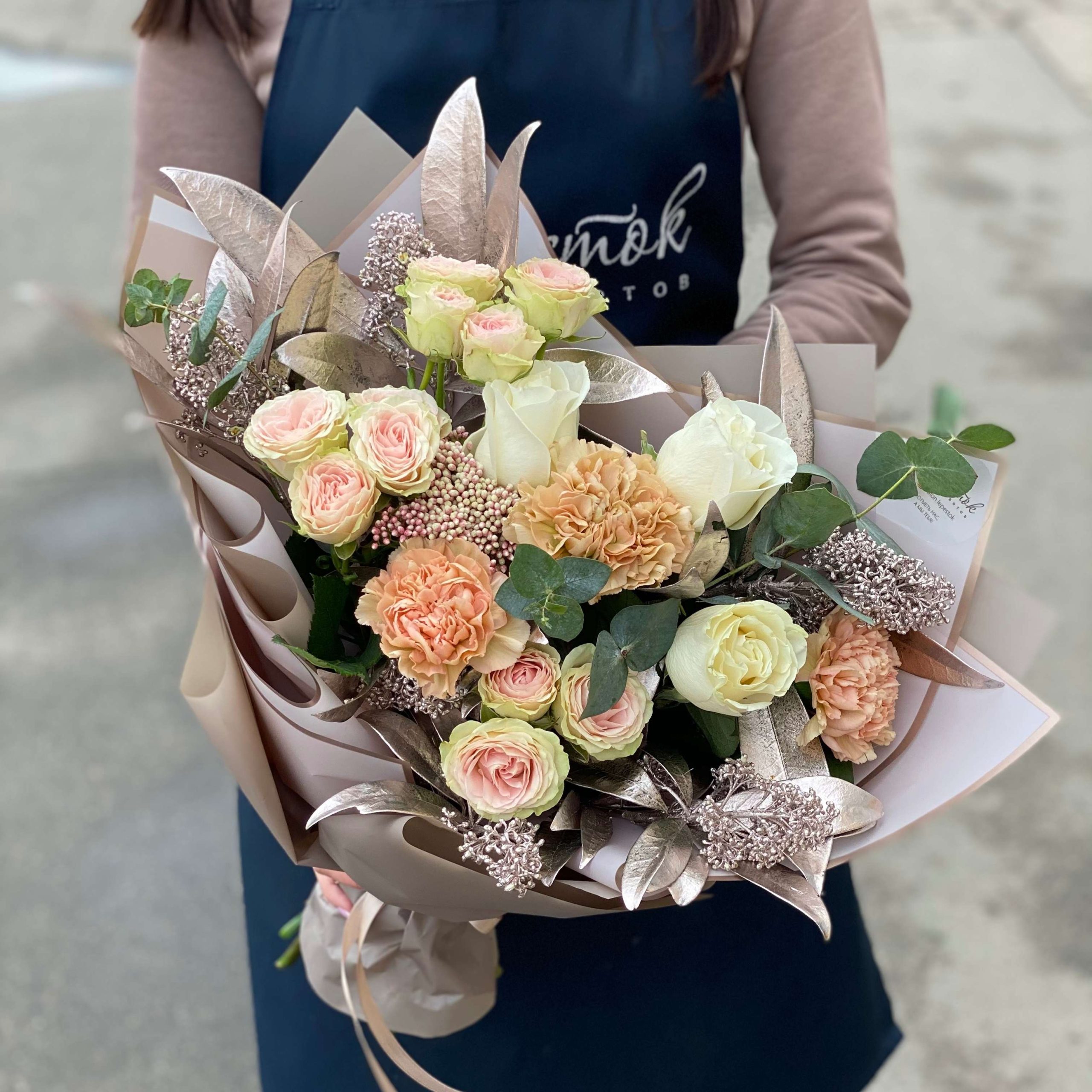 Букет из кустовых роз, гвоздик и зелени