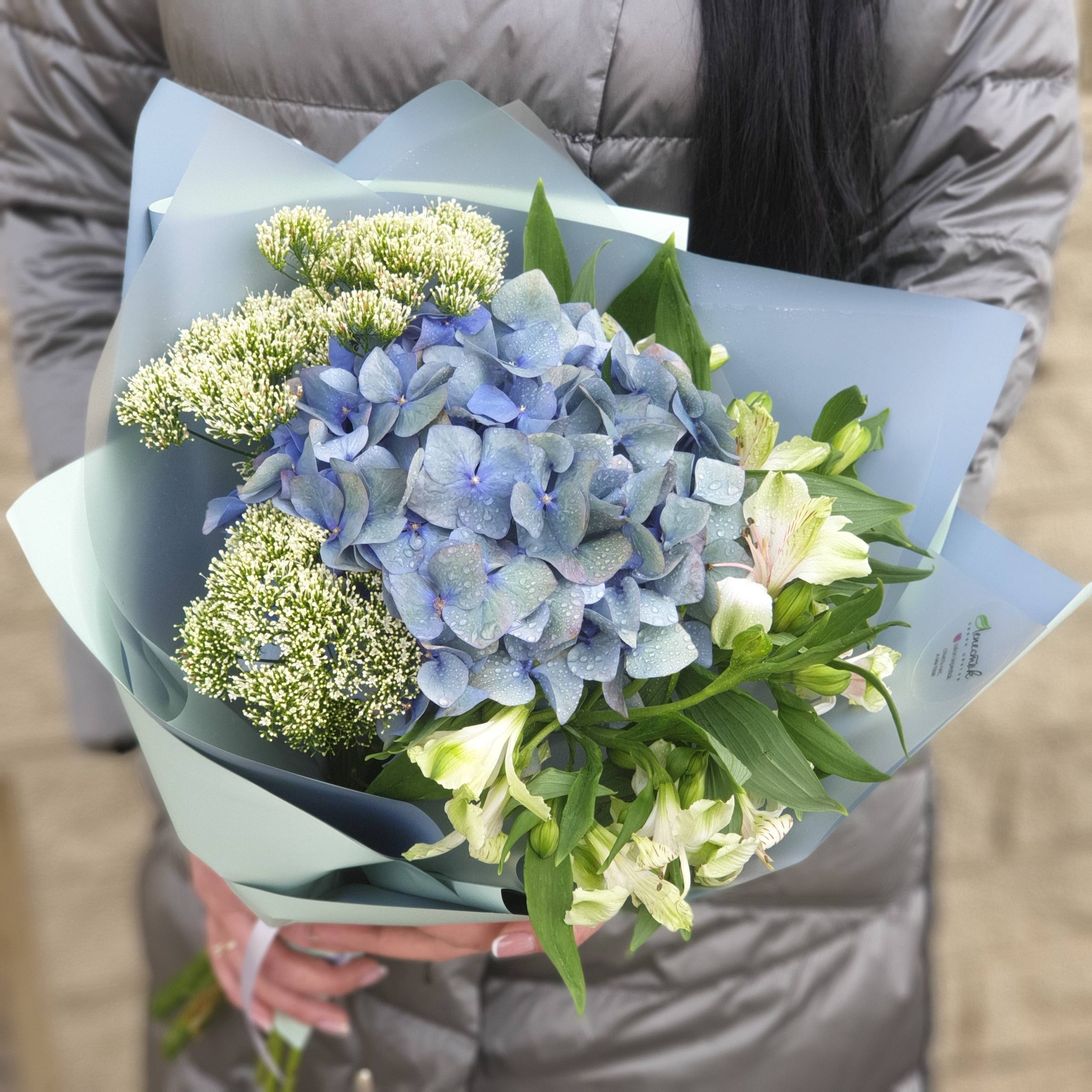 Букет из гортензии и альстромерии