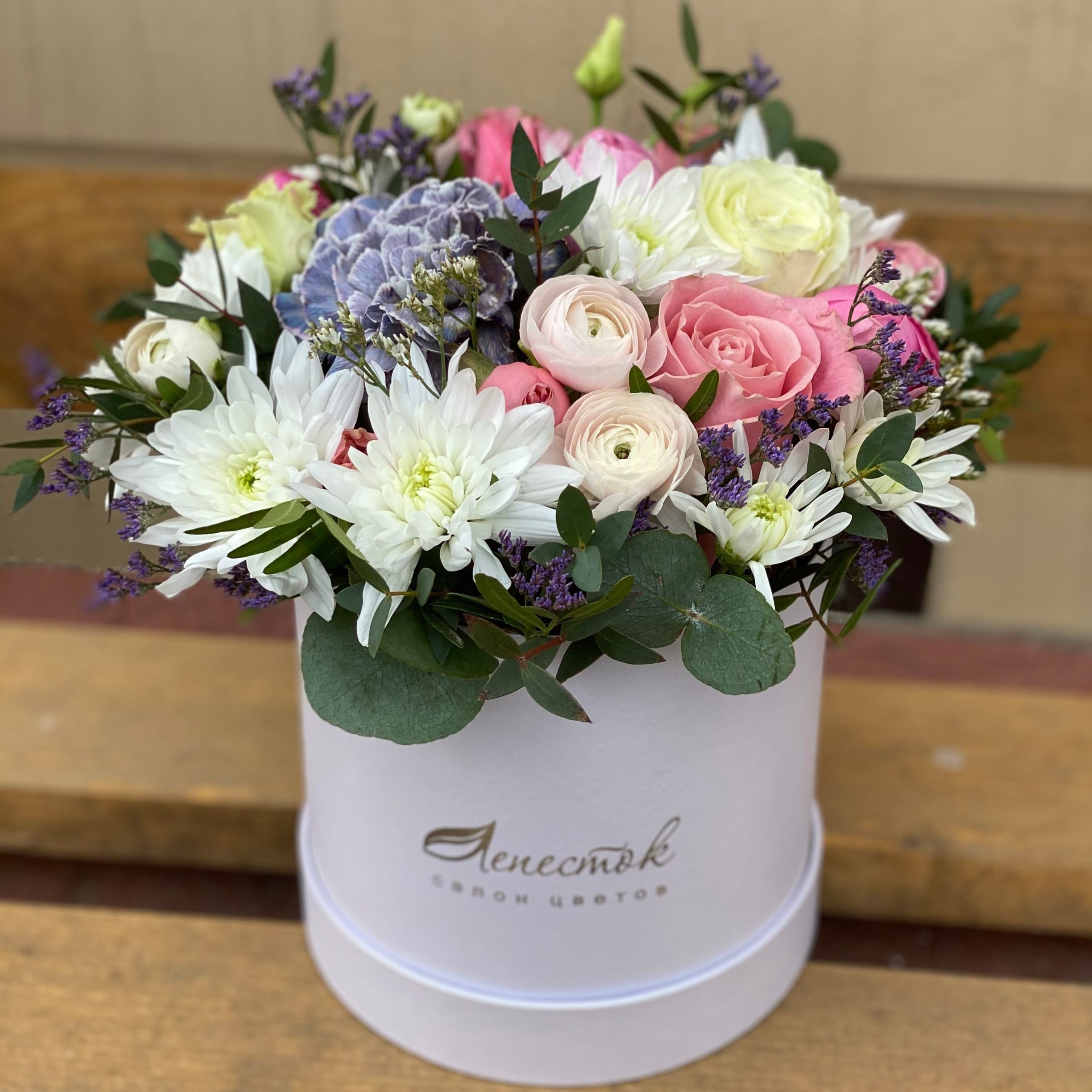 Цилиндр из ранункулюсов, пионовидных роз и гвоздики