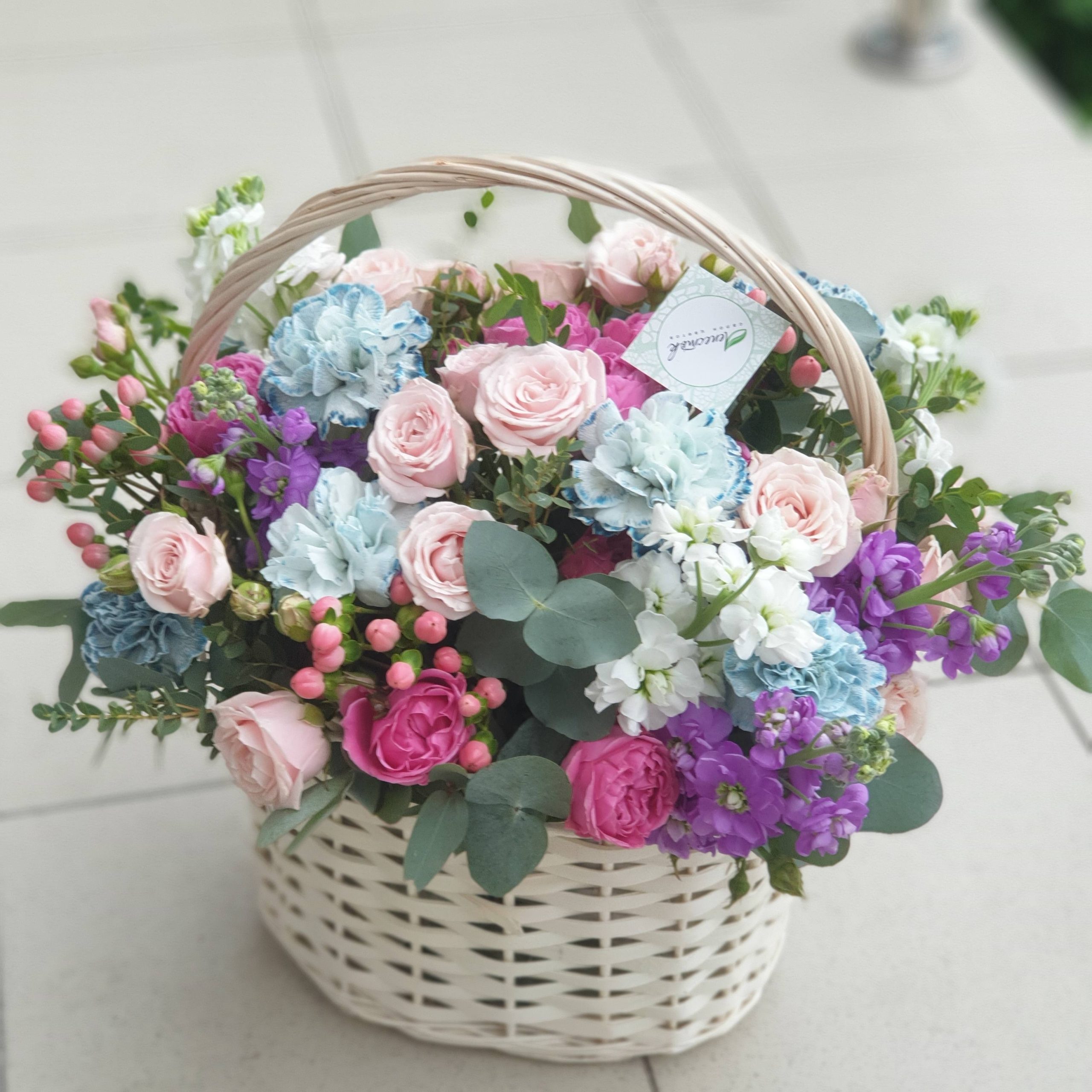 Корзина из маттиол, гвоздик и кустовых роз